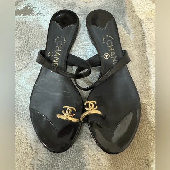 CHANEL Black Patent Leather CC Toe Ring Sandals size 37 - Picture 1 of 7